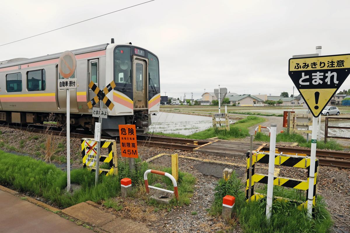 遮断機も警報機もない「第4種踏切」、死亡事故が起きてもなくならない