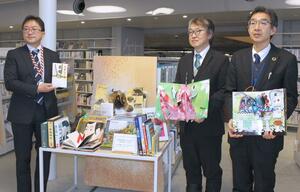 小千谷市に絵本を贈った労金小千谷支店推進委員会の五十嵐琢也委員長（中央）＝小千谷市本町１