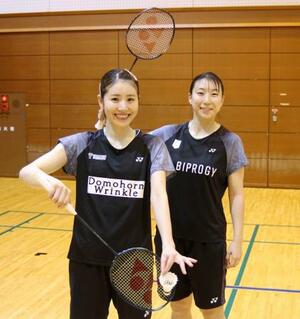 ポーズをとる、バドミントン女子ダブルスの志田千陽(左)、五十嵐有紗組=5日、東京都江東区