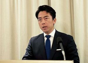 ニュージーランド、オーストラリアとの初の3カ国会談後、記者団の取材に応じる小泉防衛相=30日、シンガポール(共同)