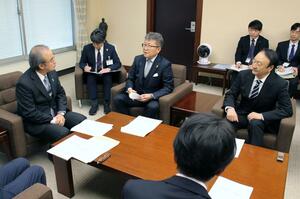 花角英世知事(左)に補助金の増額などを求める新潟県私立幼稚園・認定こども園協会の代表者ら=12月19日、県庁