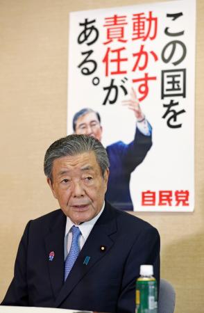 自民党本部で記者の質問に答える森山幹事長=26日、東京・永田町