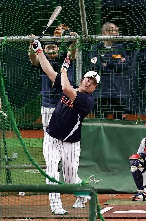 打撃練習する村上。奥は大谷=京セラドーム