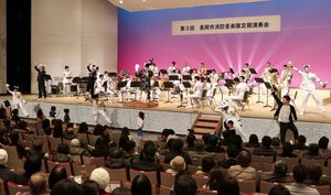 子どもたちも演奏に合わせて踊った長岡市消防音楽隊の定期演奏会=長岡市幸町2
