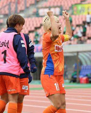 新潟L-日テレ 後半16分、先制点を決め、サポーターに駆け寄るMF川澄奈穂美=デンカビッグスワン