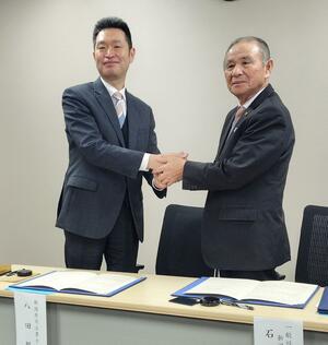 連携協定を結んだ県農業会議の石山章会長（右）と県司法書士会の八田賢司会長＝新潟市中央区