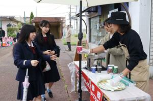 JR見附駅前でスープを提供するNPO法人「doみつけ」のメンバーたち=見附市本所2