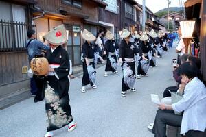 相川音頭に合わせ、ゆったりとした踊りを披露した「宵乃舞」=6日、佐渡市相川地区