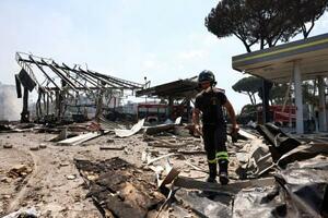 4日、イタリア・ローマのガソリンスタンドで起きた爆発事故の現場で活動する消防隊員(ロイター=共同)
