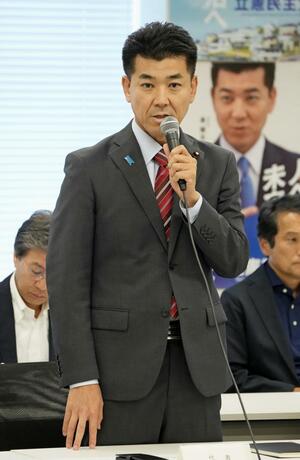 立憲民主党の臨時常任幹事会であいさつする泉代表=7日午後、国会