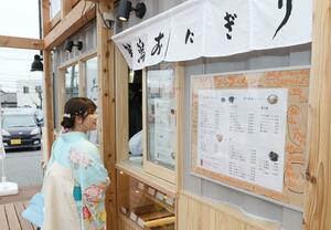 ピア万代にオープンした「さんかくともつ」。店内向けとテイクアウトを選ぶことができる=新潟市中央区万代島2