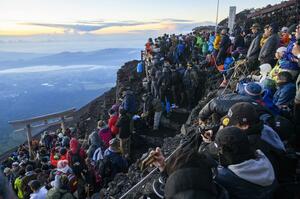御来光を見ようと集まった登山客で混雑する富士山頂=2023年8月(山梨県提供)
