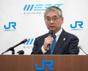 記者会見するJR西日本の倉坂昇治社長=23日午後、大阪市北区