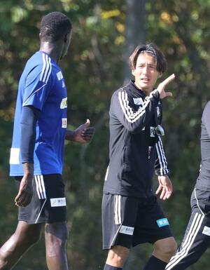 選手に指導する田中達也アシスタントコーチ=10月