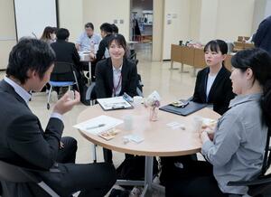 上越市の若手教員らが交流した放課後サロン=上越市西城町1