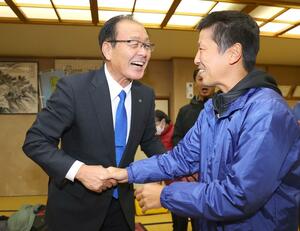 集まった支持者らと握手する現職の内田幹夫氏=2024年12月1日