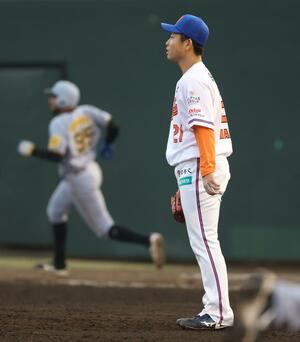 5回表2死二塁、代打ヘルナンデスに逆転2ランを浴びたオイシックス先発・牧野=三条市パールスタ(写真映像部・永井隆司)