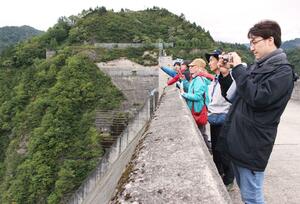 奥只見ダムを視察する外国の旅行会社の関係者=魚沼市湯之谷芋川