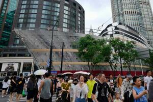 中国上海市の繁華街を行き交う人たち=8月(共同)