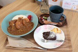 「あい♡たすkitchen」の人気メニュー「ふくふくカレーチキンカツ」や、日替わりスイーツのチョコケーキ=妙高市長森