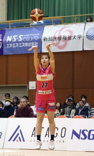 新潟－ＳＭＢＣ　第３クオーター、柳瀬柚奈が３点シュートを決めて４４－５３＝阿賀野市水原総合体育館