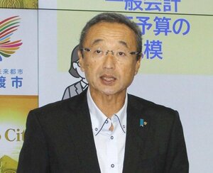 定例会見で2次交通対策事業の利用実績などを説明する渡辺竜五市長=9月4日、佐渡市役所