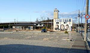 　被災家屋の解体が進み空き地が目立つＪＲ双葉駅前＝５日、福島県双葉町