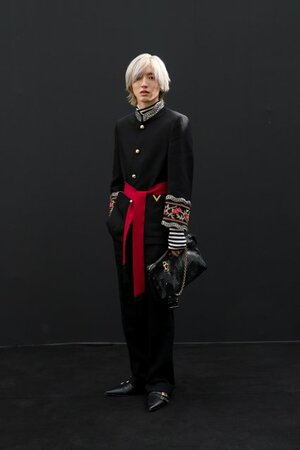 メゾン ヴァレンティノ『ファイアーフライズ』のファッションショーに登場したなにわ男子・道枝駿佑