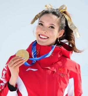 　女子ハーフパイプで２連覇を達成し、金メダルを手にする谷愛凌＝リビーニョ（共同）