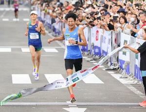 男子を2時間11分36秒で制した上門大祐=札幌市