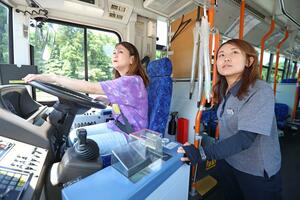 大型路線バスの運転を体験する参加者=長岡市栖吉町