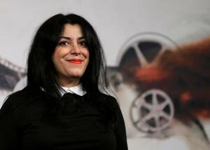 　イタリア・ローマで開かれた映画祭で写真撮影に応じるマルジャン・サトラピさん＝２０１２年１１月（ＡＰ＝共同）
