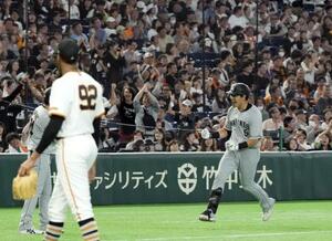 9回、同点ソロを放ち本塁に向かうロッテ・安田。左はマルティネス=東京ドーム