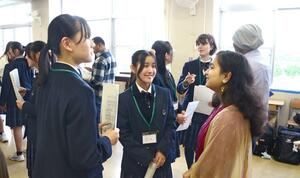 練習の合間に談笑する国際情報高の生徒と国際大の学生=南魚沼市浦佐