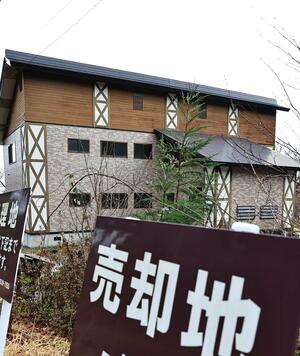 池の平温泉地区にある売却中の建物。かつては企業の保養所として使われていた=妙高市関川