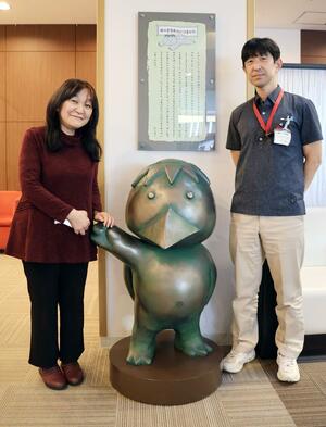 「新潟・鳥屋野潟かっぱ村」の村長に就任する高橋郁丸さん(左)と猫山宮尾病院のかっぱ像=9日、新潟市中央区湖南