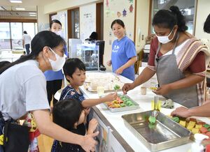 スリランカからの留学生がおやつを作った交流イベント=8月21日、長岡市千歳1