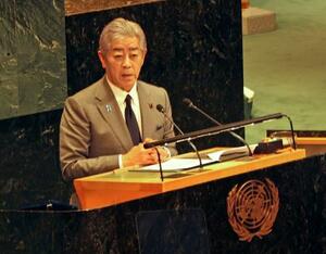 パレスチナ問題の解決に向けた国際会議で演説する岩屋外相=22日、米ニューヨークの国連本部(共同)
