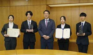 全国大会での成績を中原八一市長に報告した明倫短期大学の学生たち＝新潟市役所