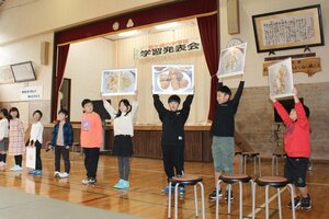 地域おこし活動を発表する松ケ崎小中の子どもたち=佐渡市多田