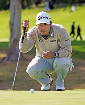 第2ラウンド、9番でグリーンのラインを読む松山英樹。通算1アンダーで33位=リビエラCC(共同)