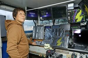 操舵室に設置されたディスプレーの数々。白瀬忠さんは最新機器を駆使し、スルメイカを追う=2024年12月、佐渡市の姫津漁港