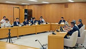 兵庫県議会の総務常任委員会=9日午前、兵庫県庁