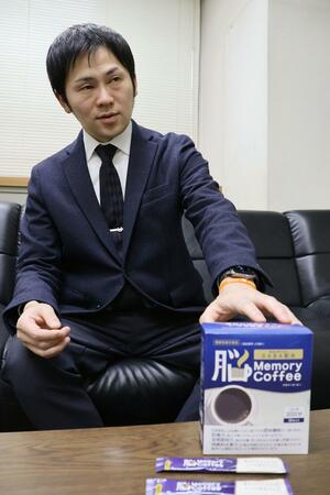 自社の商品について説明するホープェフ社長の佐藤俊彦さん=新発田市大手町4