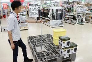 ポリタンクや飲料水が開店直後に売り切れたホームセンターの売り場=28日、上越市五智国分
