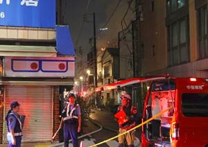火災があった現場付近=30日夜、横浜市中区