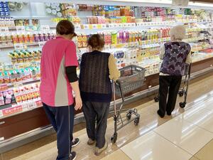 スタッフの付き添いのもと、買い物リハビリに取り組む「イオンスマイル館山店」の利用者=千葉県館山市(イオンリテール提供)