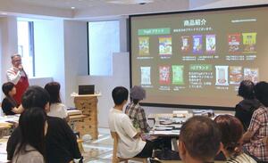 岩塚製菓と瑞花の社員が商品へのこだわりを語ったイベント＝５月２９日、東京・銀座