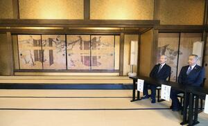 精巧に複製された襖絵の前で行われた蔵春閣での贈呈式=新発田市諏訪町1