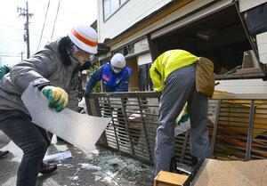被災した家屋から運び出した災害ごみを分別するボランティア=2月10日、石川県輪島市